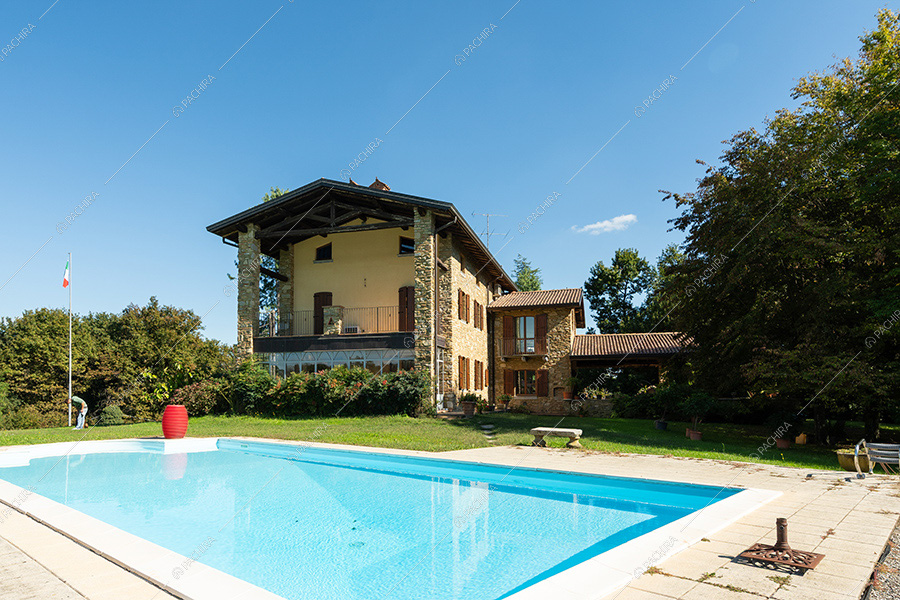 Piscina della villa Rhone, location in stile rustico a Lecco