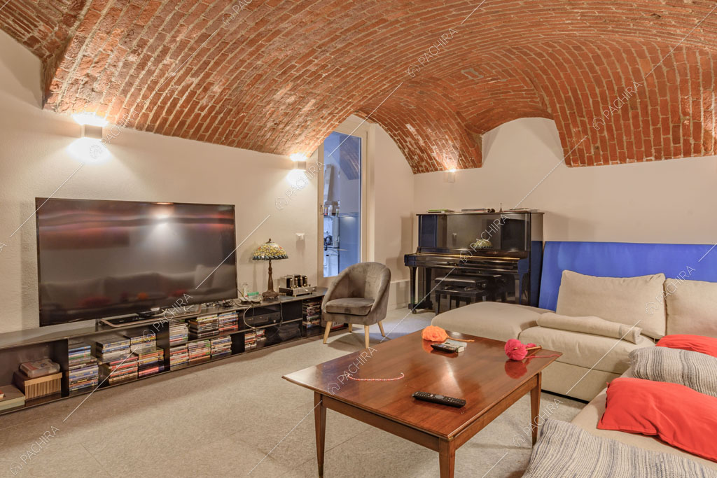 Taverna con soffitto in mattoncini rossi a vista della villa Kharan, location in stile contemporaneo a Milano