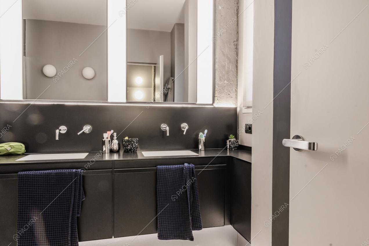 Bagno con doppio lavandino in stile moderno