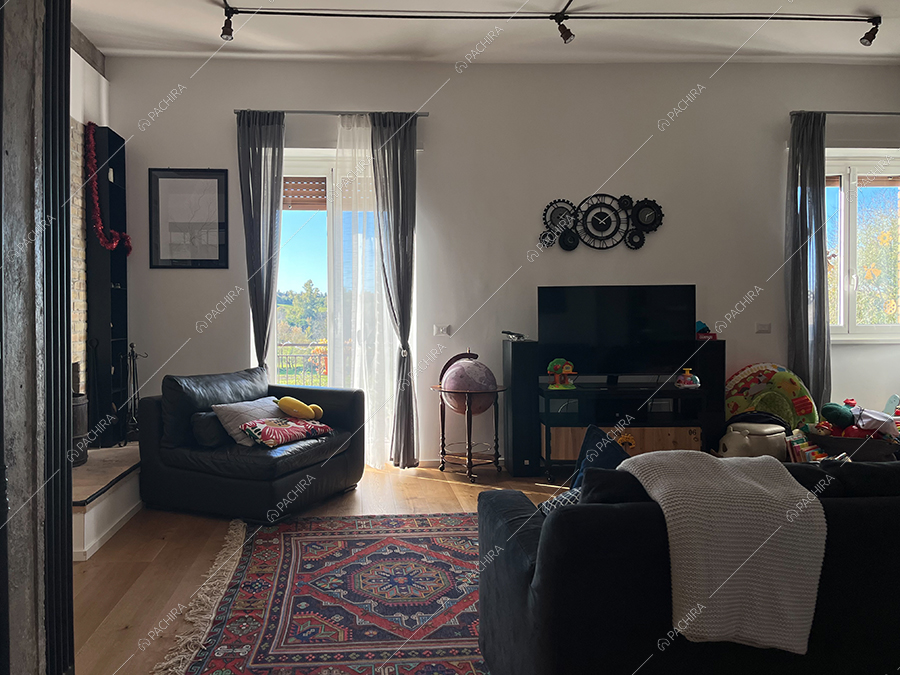 Salotto dell'appartamento Orange, location in stile industriale a Roma