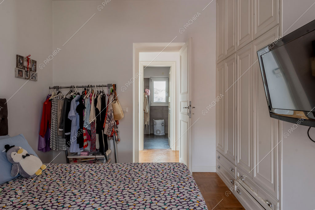 Pavimento in parquet nella camera da letto della villa Pino Mugo, location in stile moderno a Roma
