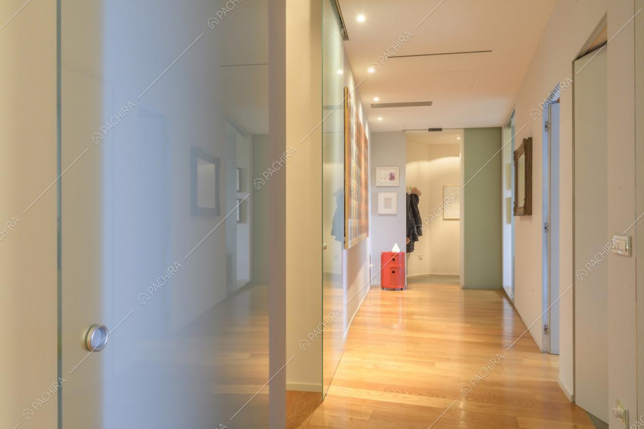 Lungo corridoio con porte a vetri