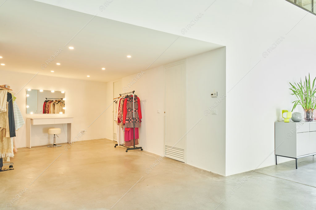 Cabina armadio del loft Manaslu, location in stile minimal a Roma