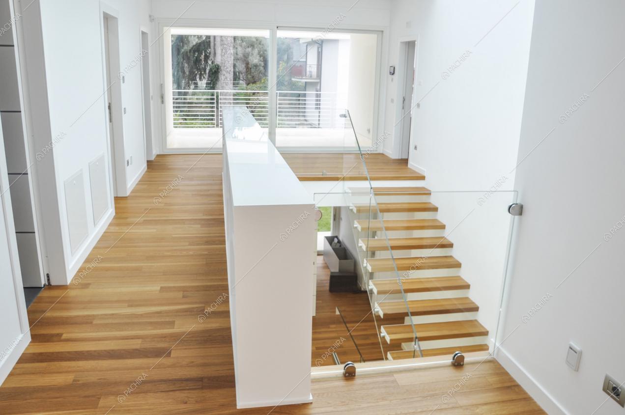 Atrio con pavimento in parquet della villa Caviale Rosa, location in stile moderno a Roma