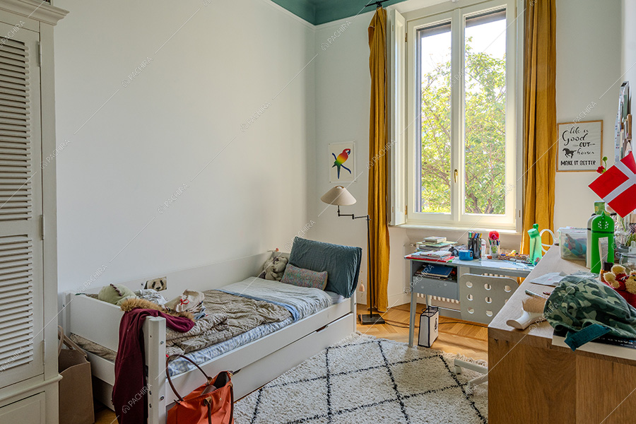 Camera da letto dell'appartamento Andira, location moderna per shooting a Milano