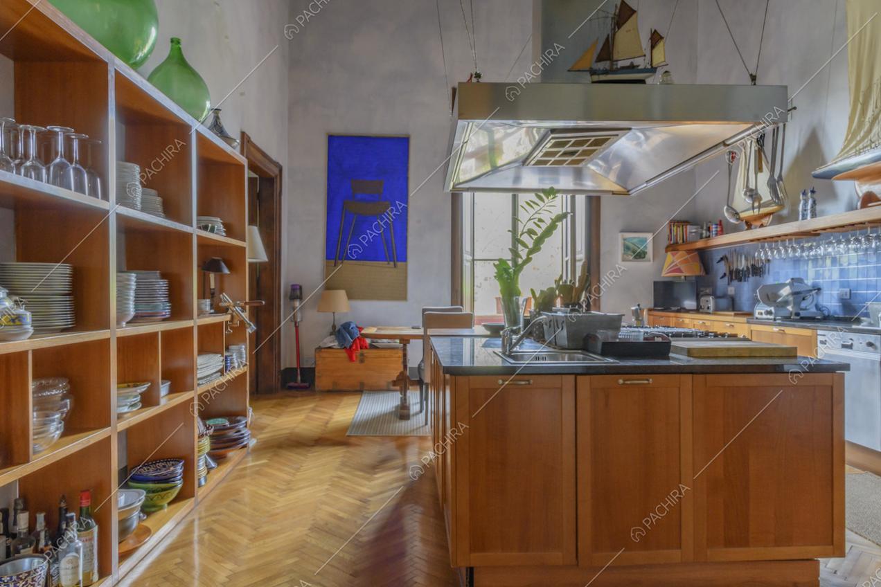 Grande scaffale contenente stoviglie e parquet in cucina