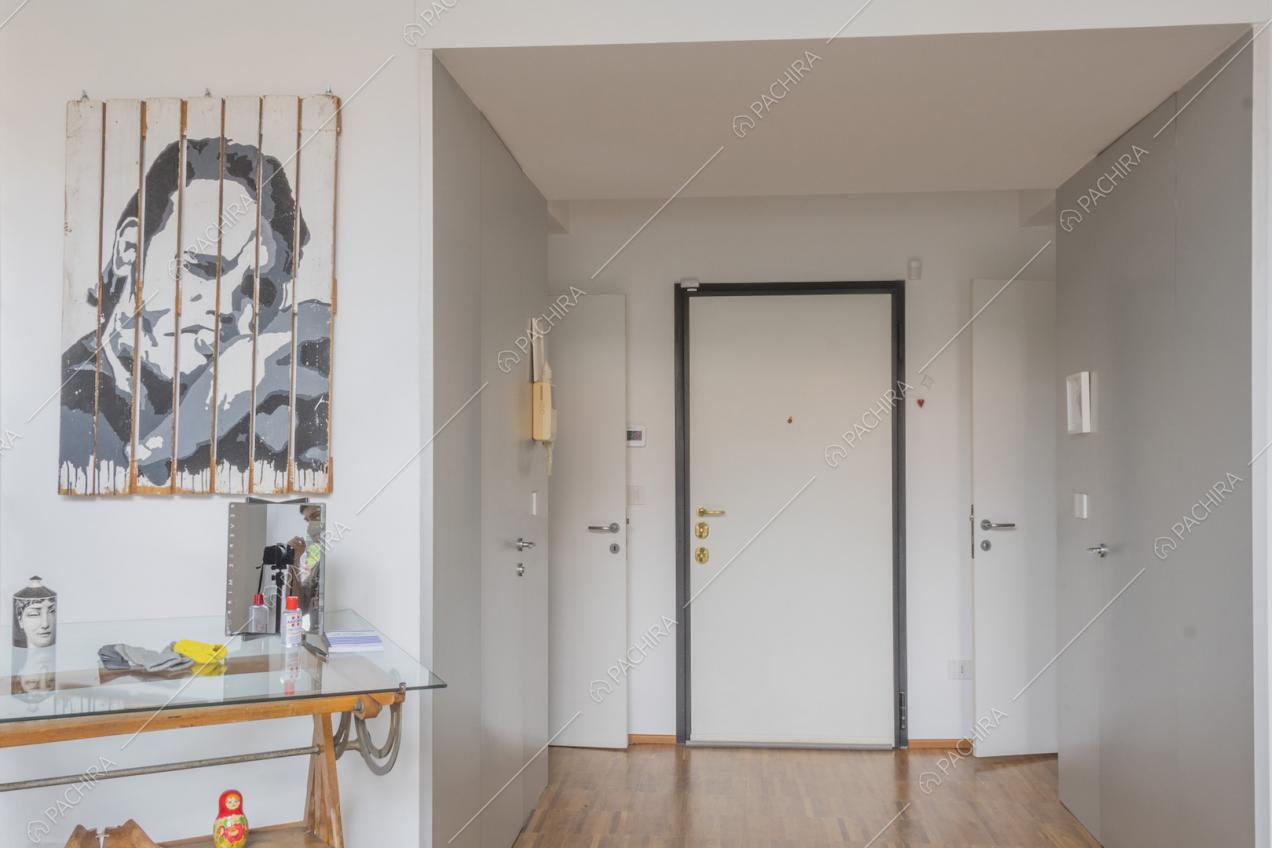 Porte e pareti total white all'ingresso della Location Agretto