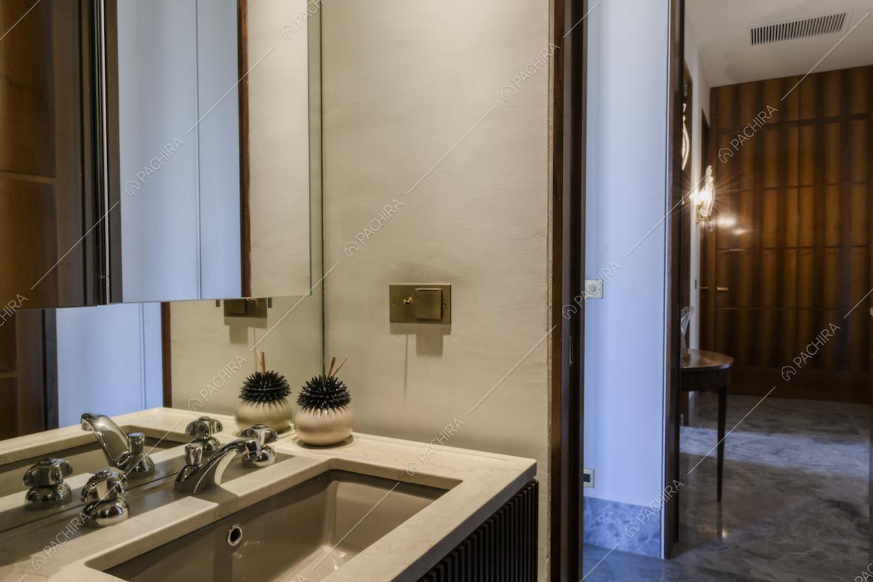 Bagno con lavandino in stile contemporaneo