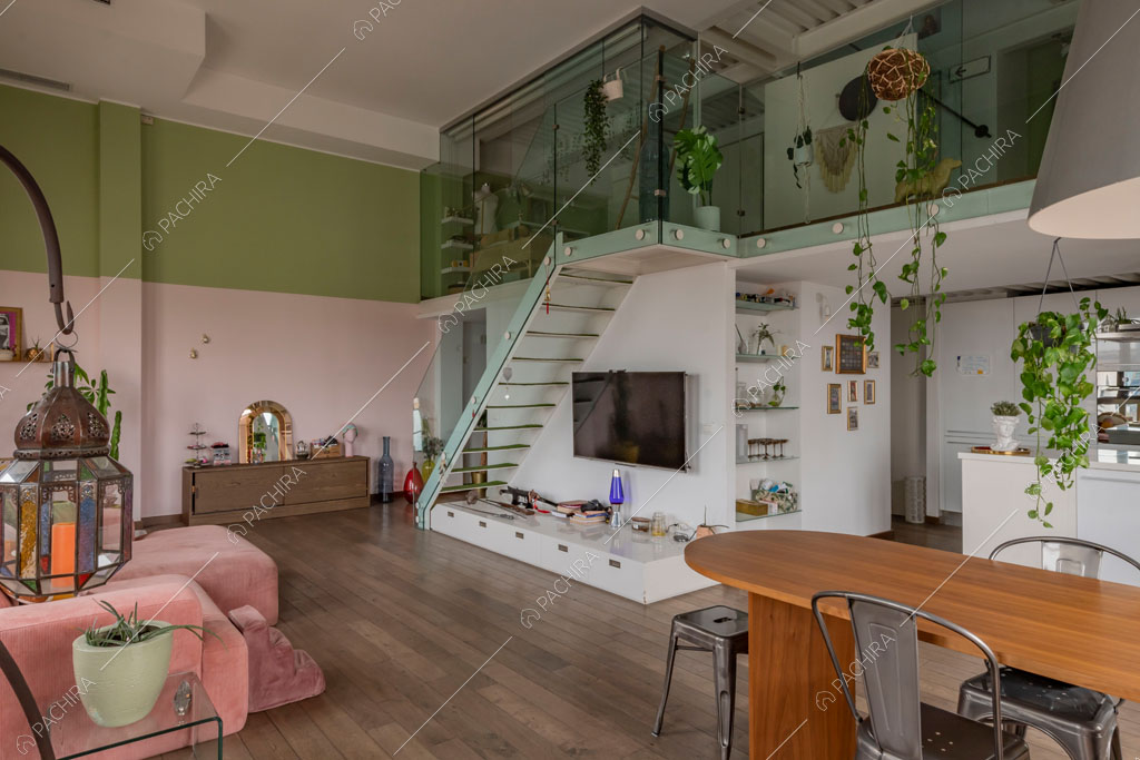 Zona living con parquet del loft Cardamomo, location in stile contemporaneo a Milano