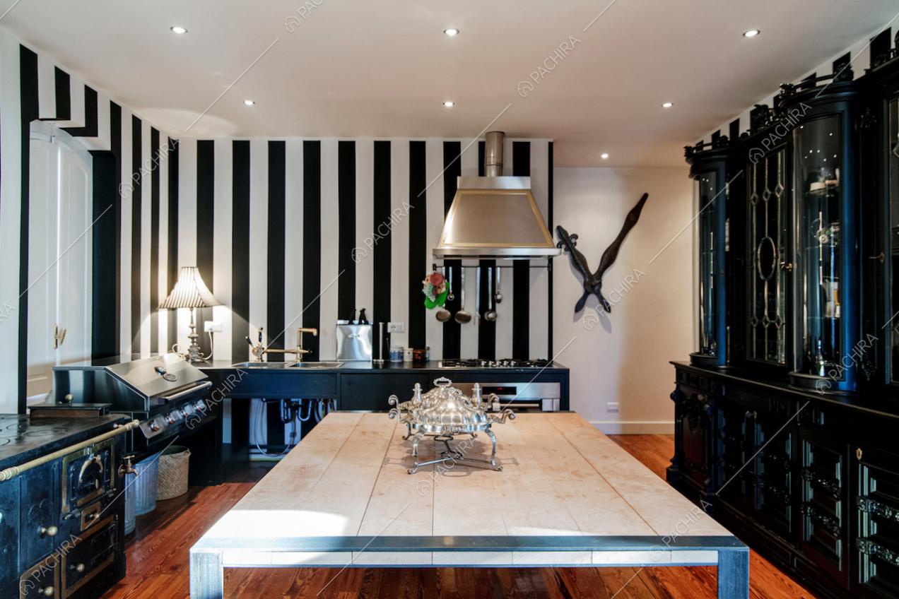 Cucina con tavolo da pranzo e pavimento in parquet