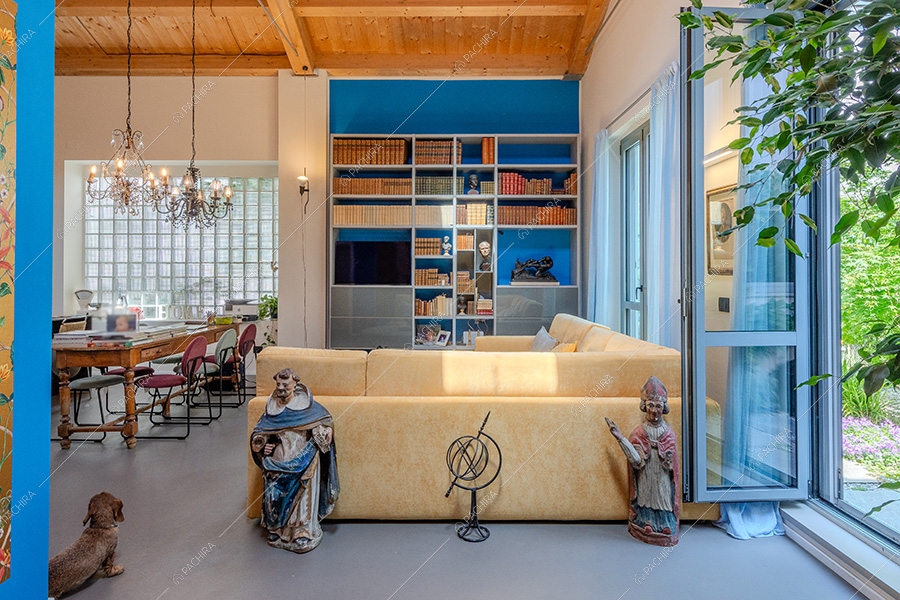 Zona living del loft in stile eclettico Maqui, location per shooting a Milano
