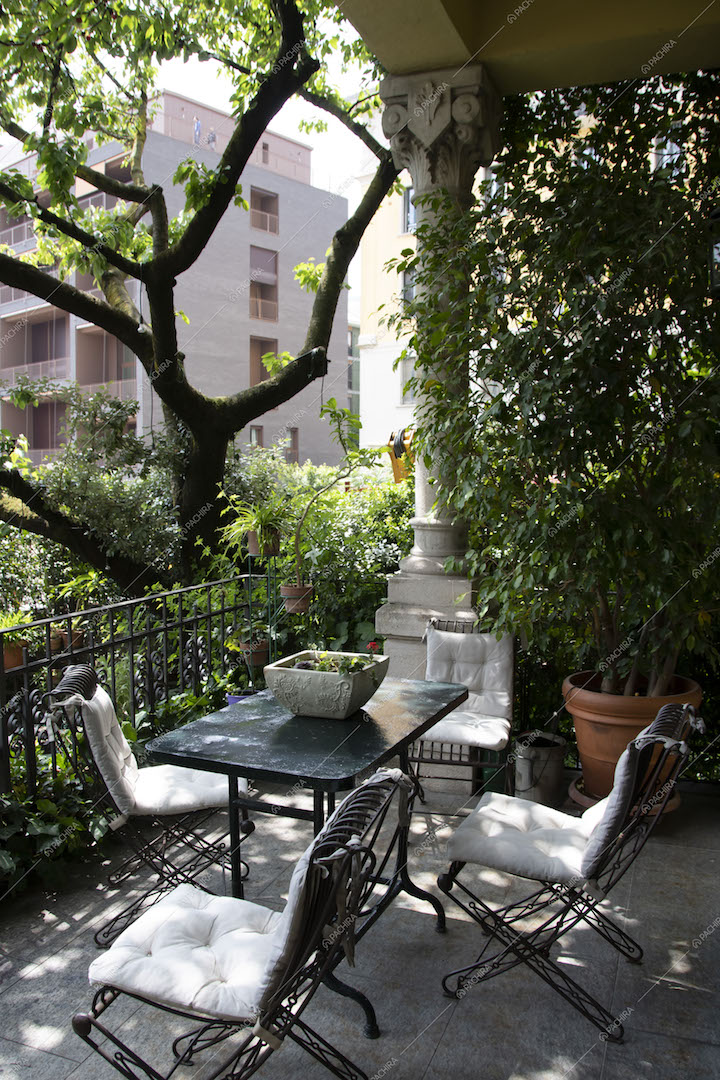 Terrazza con tavolo e sedie da esterni e vista sul giardino