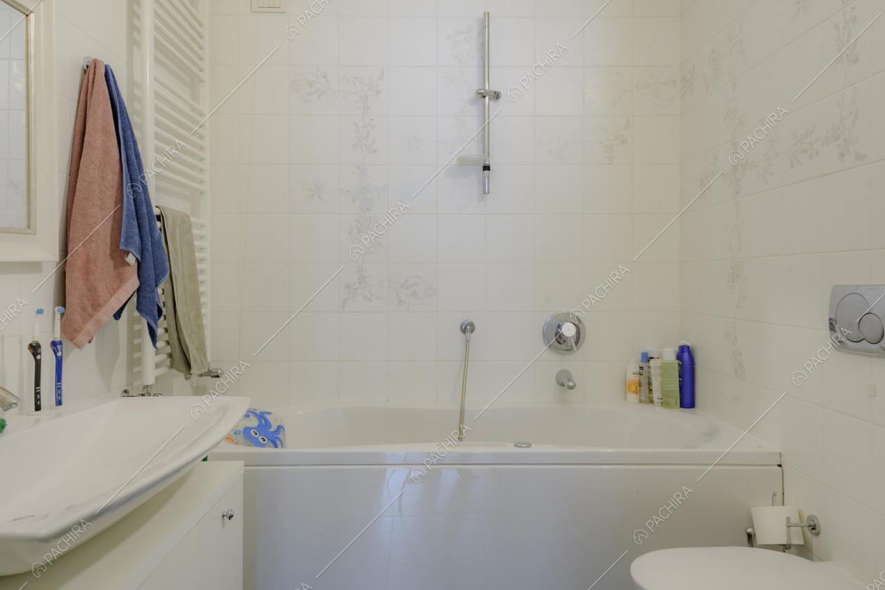 Vasca da bagno, radiatore a parete e lavandino
