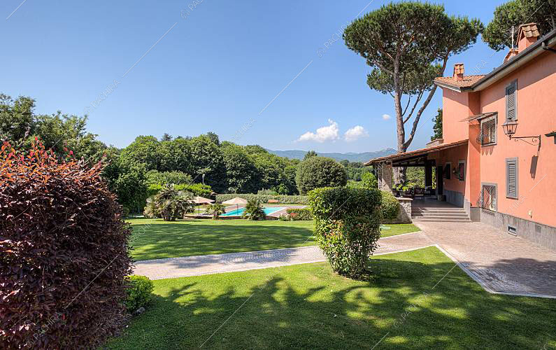 Giardino della villa Kunzite, location in stile moderno a Roma