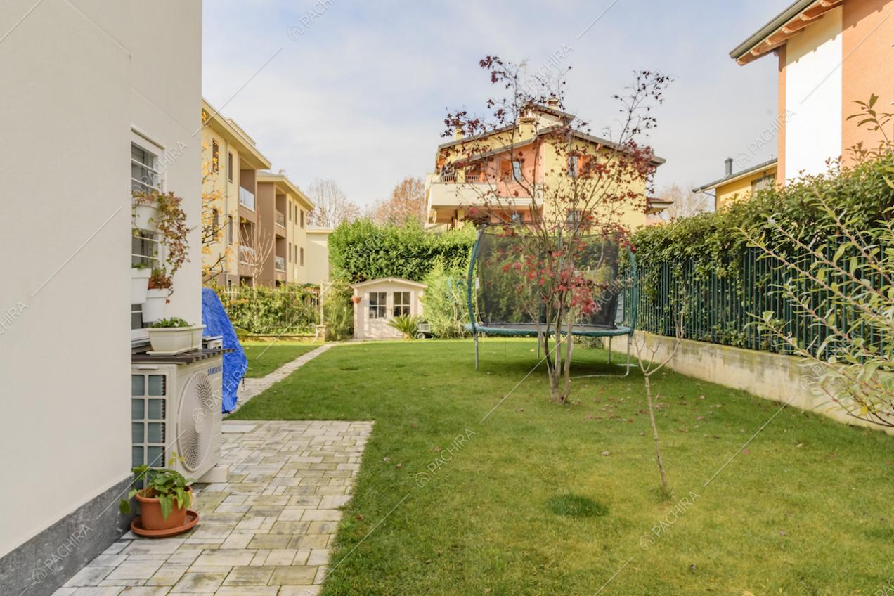 Trampolino nel giardino