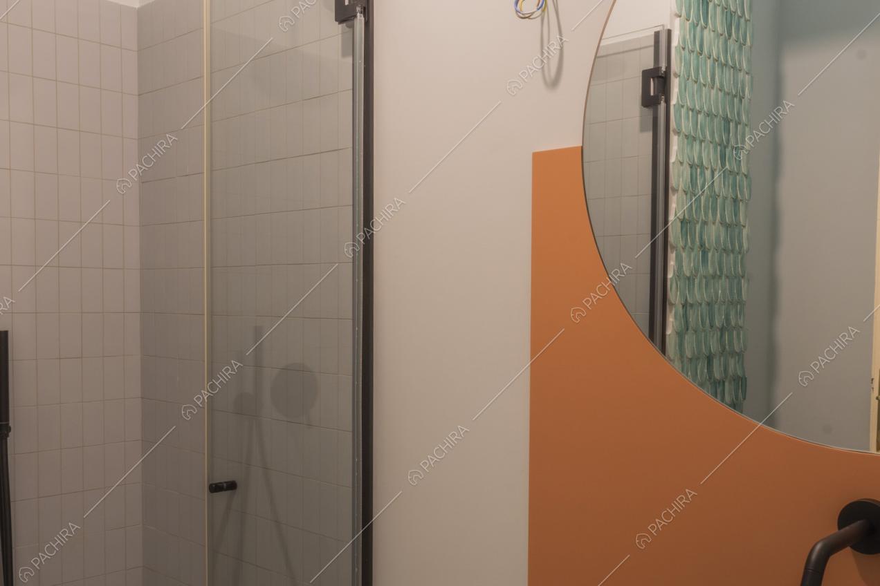 Dettaglio del bagno dell'appartamento e box doccia