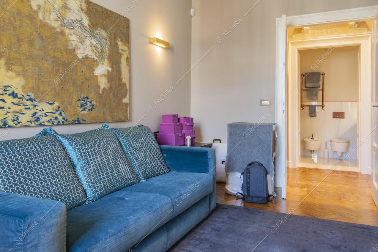 Salotto con divano blu