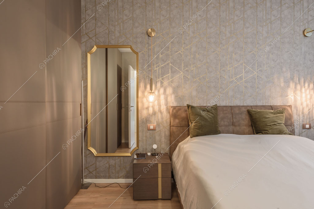 Camera da letto con carta da parati del loft Tagus, location in stile contemporaneo a Milano