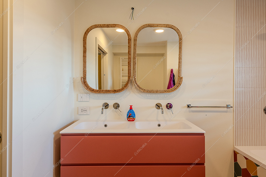 Bagno dell'appartamento Mimetite, location in stile moderno a Milano