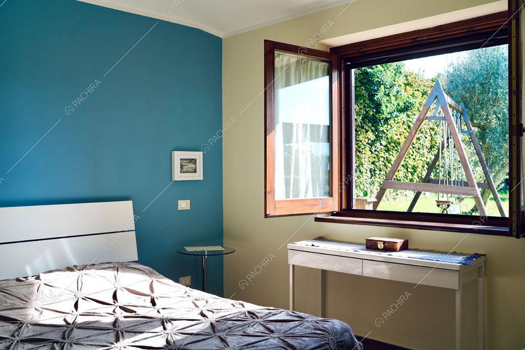 Camera da letto della villa Altun, location in stile contemporaneo a Roma