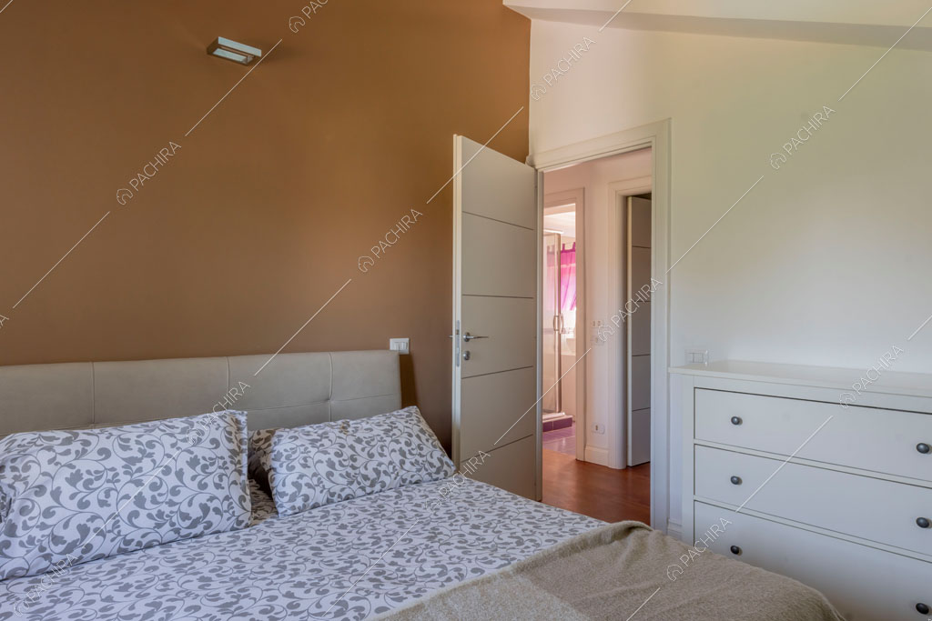 Camera da letto della villa Cassava, location in stile contemporaneo a Roma