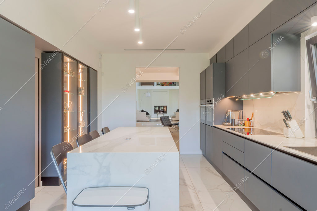 Cucina a isola della villa Orinoco, location in stile contemporaneo a Roma