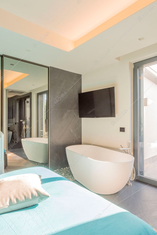 Camera da letto della villa Warta, location in stile contemporaneo a Monza