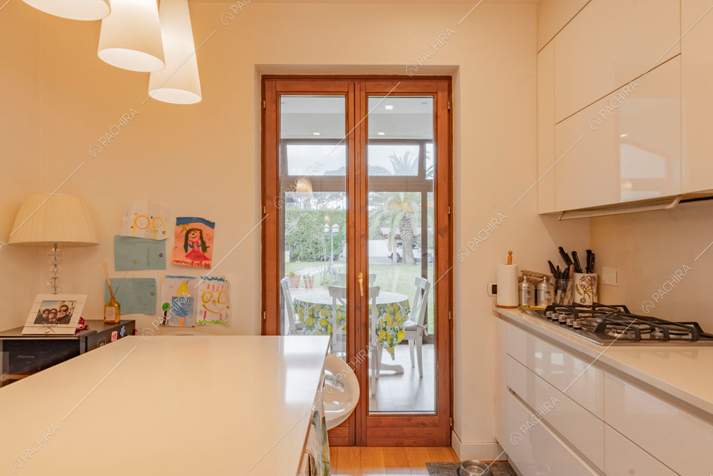 Fornelli a gas nella cucina a isola della villa Cren, location in stile moderno a Roma