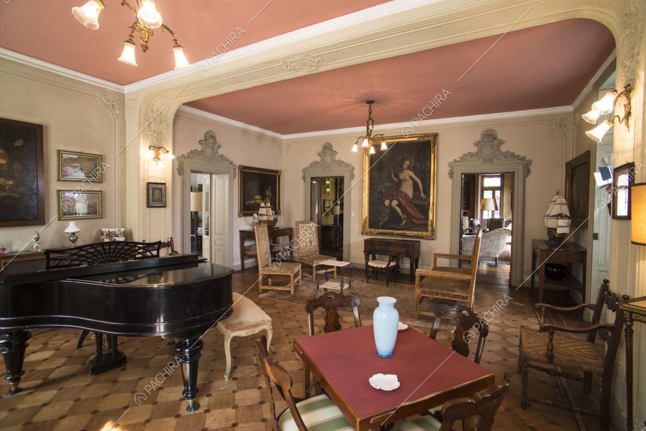 Tavolino con sedie d'epoca e pianoforte
