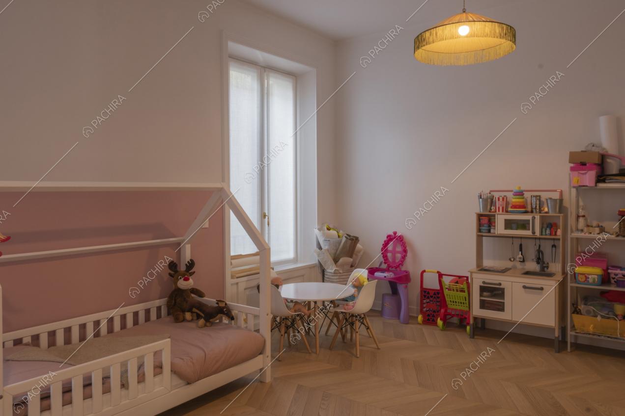 Camera da letto dei bambini con pavimento in parquet