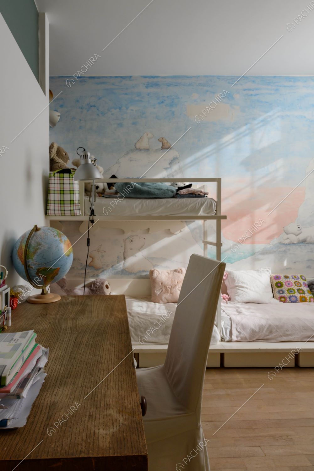 Camera da letto con scrivania in legno, carta da parati e pavimento in parquet