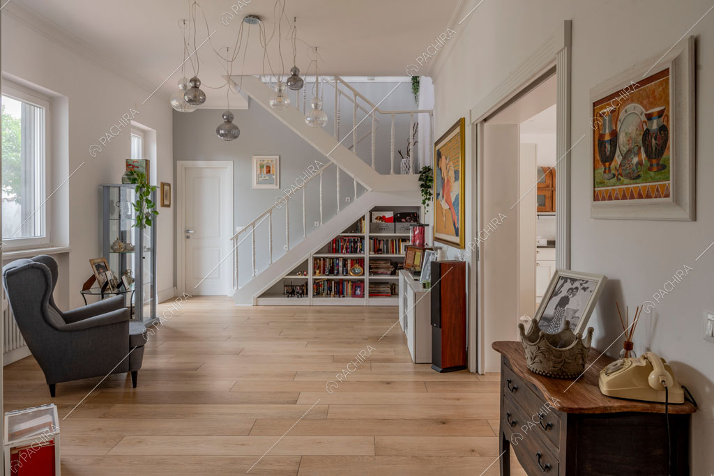 Atrio con pavimento in parquet della villa Pino Mugo, location in stile moderno a Roma
