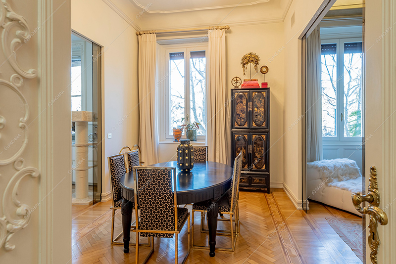 Sala da pranzo dell'appartamento Barbabietola, location in stile liberty a Milano