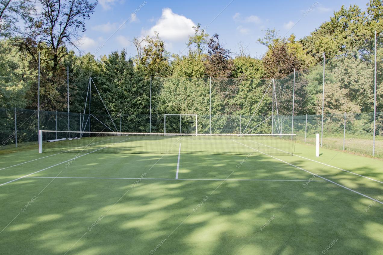Campo da tennis in erba utilizzabile anche come campo da calcetto