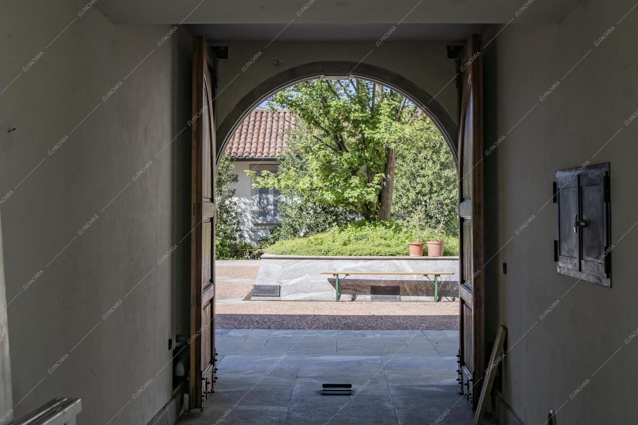 Vista sul cortile interno da un aargo con portone in legno