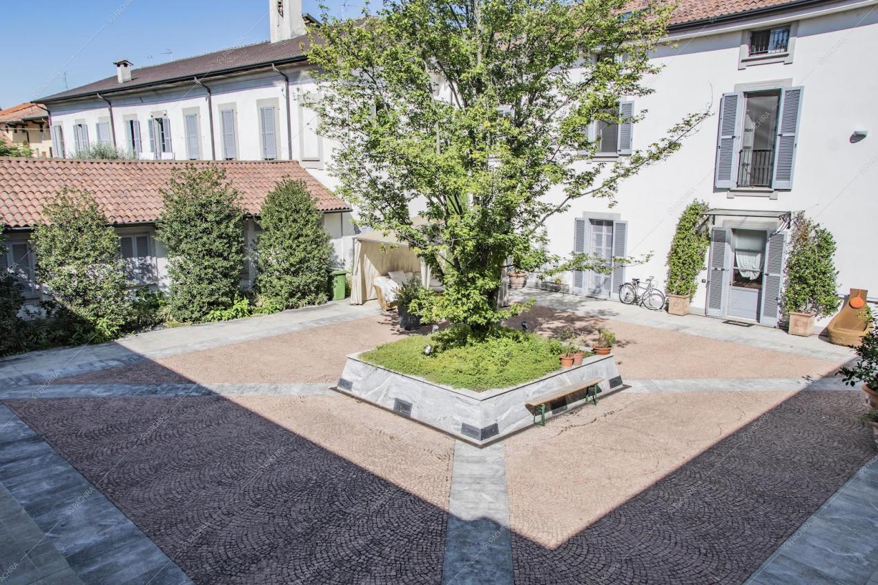 Vista dall'alto sul cortile interno con pavimentazione in ciottoli e pietra