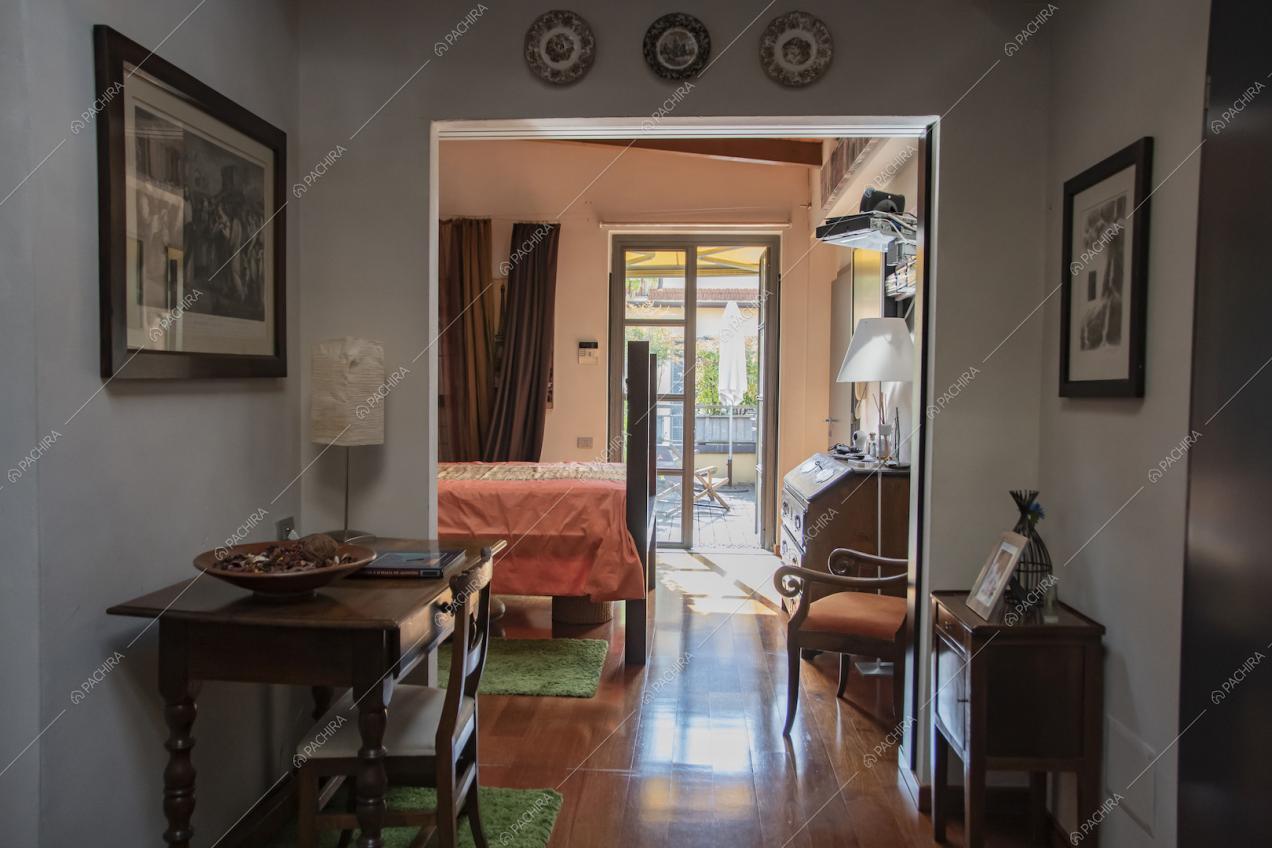 Dal corridoio vista sulla camera da letto e sulla terrazza tramite porte-finestre
