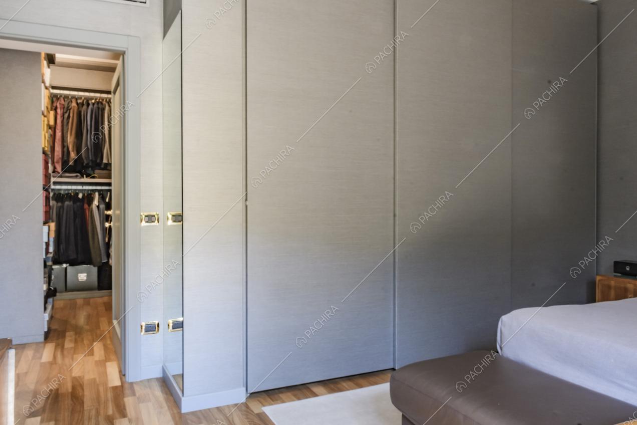 Scorcio sulla cabina armadio e pavimento in parquet