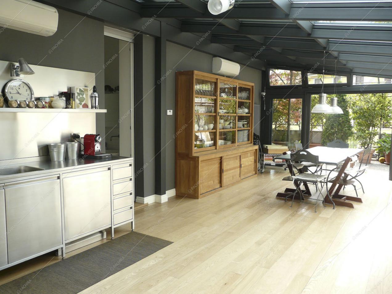 Scorcio sulla cucina, zona pranzo con pavimento in parquet e vetrata