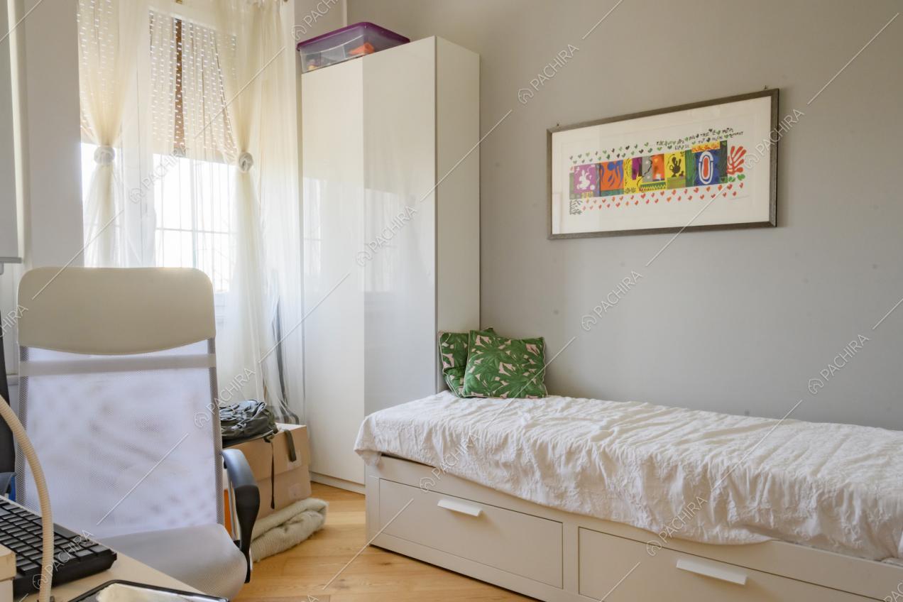 Sedia da ufficio, armadio bianco e divano letto