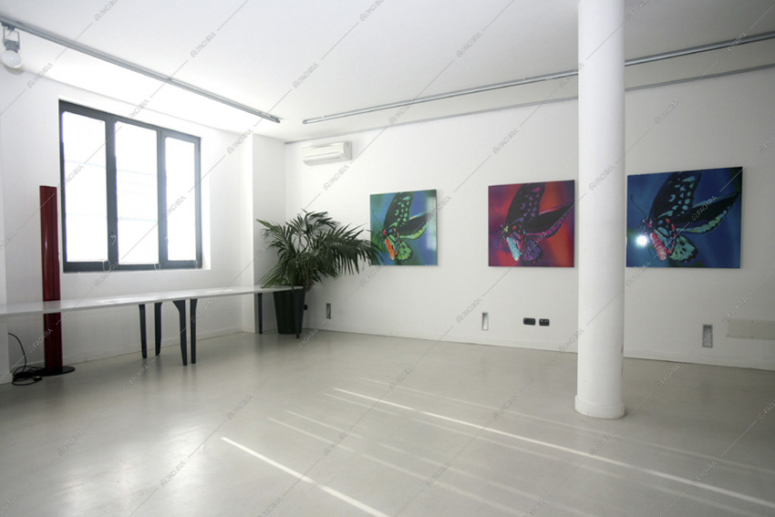 Spazio con colonna bianca, tavolo