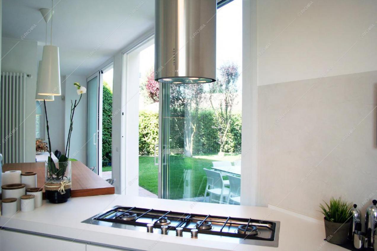 Cucina della location Lavanda, villa moderna per shooting a Milano