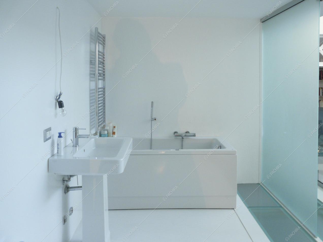 Bagno total white e minimal con vasca e parete in vetro satinato