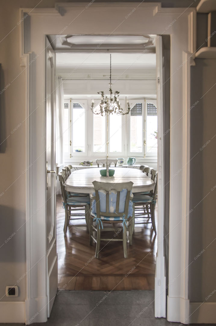 Scorcio sul tavolo da pranzo in legno