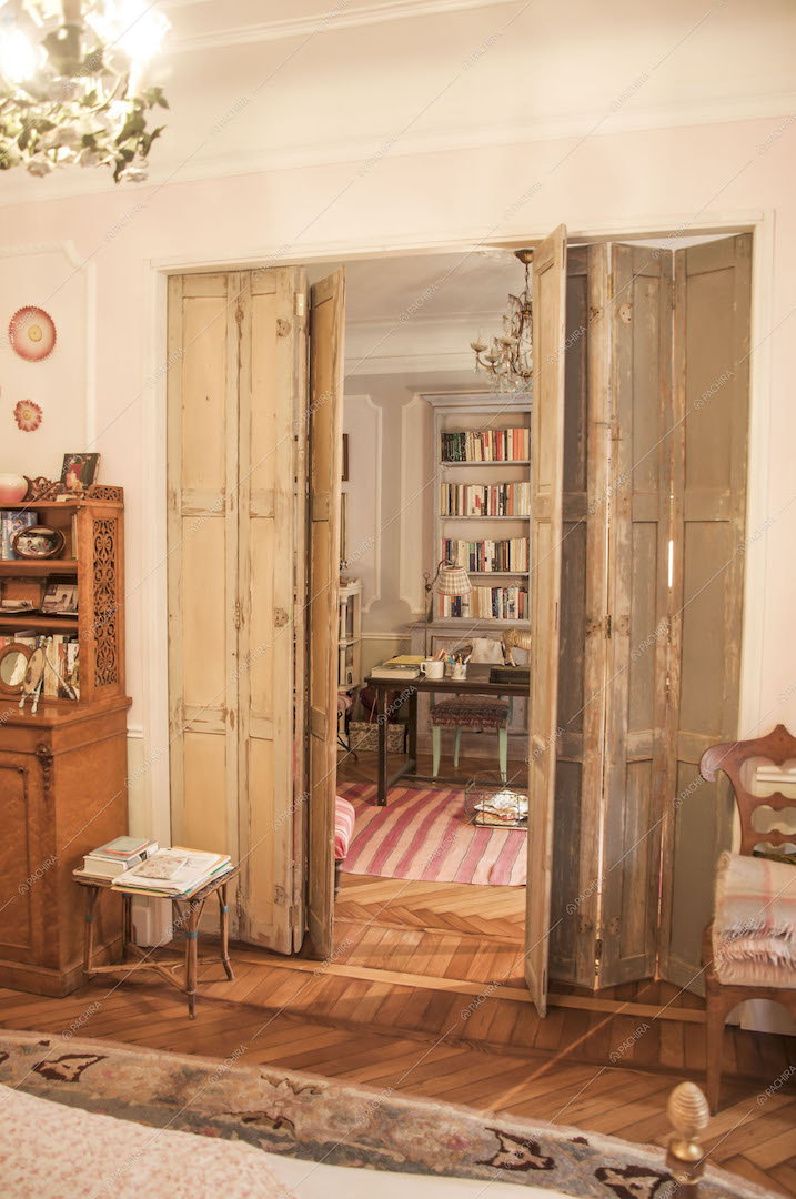 Porta in legno delabrè della camera da letto