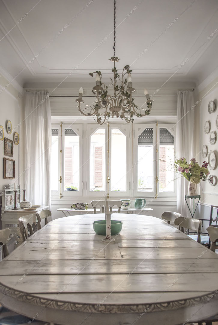 Tavolo in legno stile delabrè e lampadario