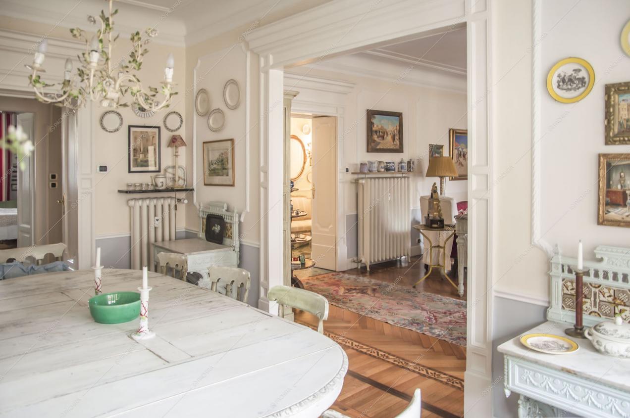 Scorcio sulla zona living dalla sala da pranzo