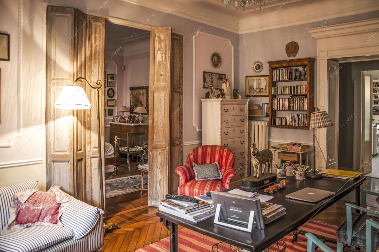 Scrivania, poltrona e cassettiera nello studio