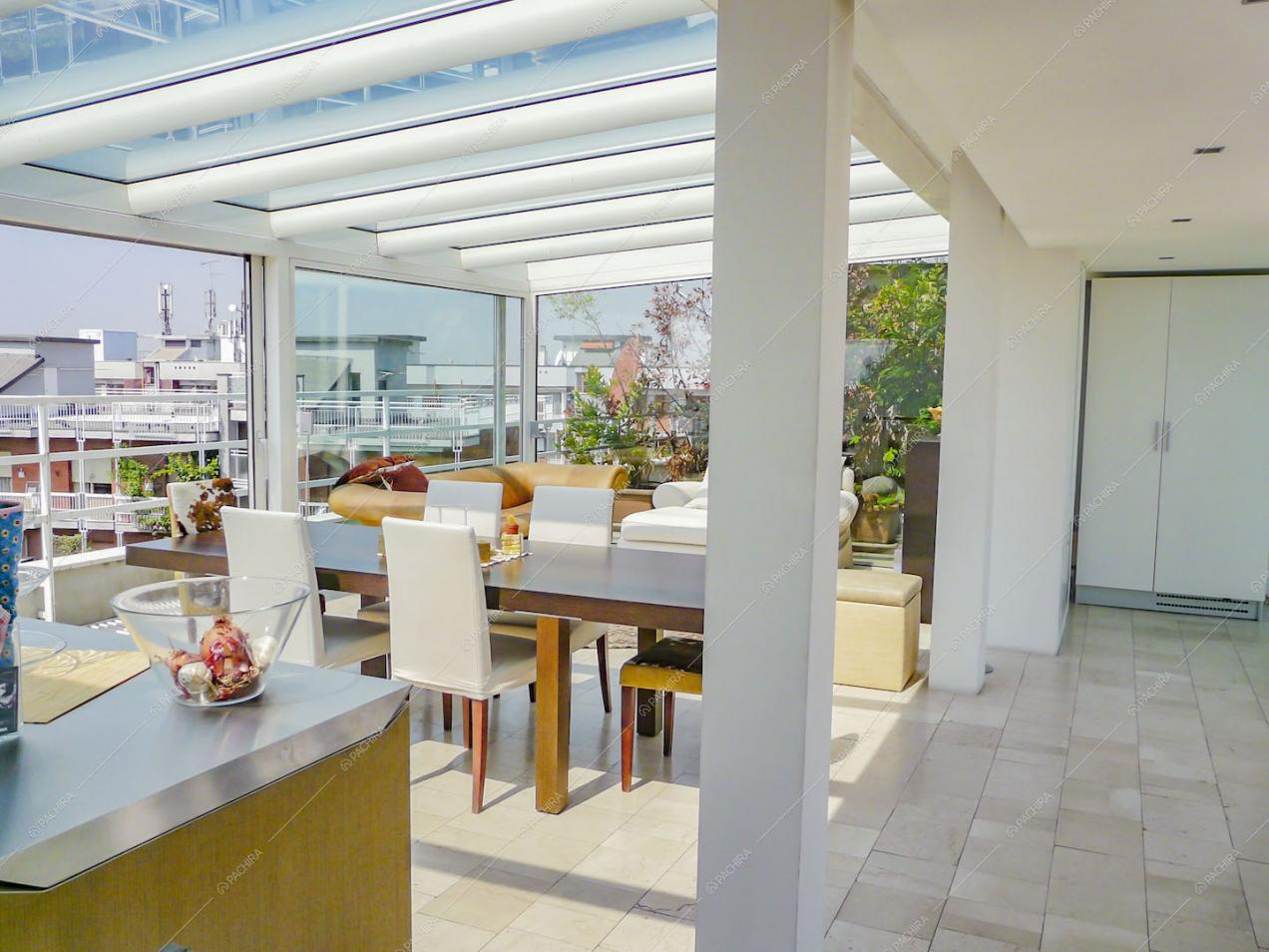Terrazza con veranda, tavolo da pranzo in legno