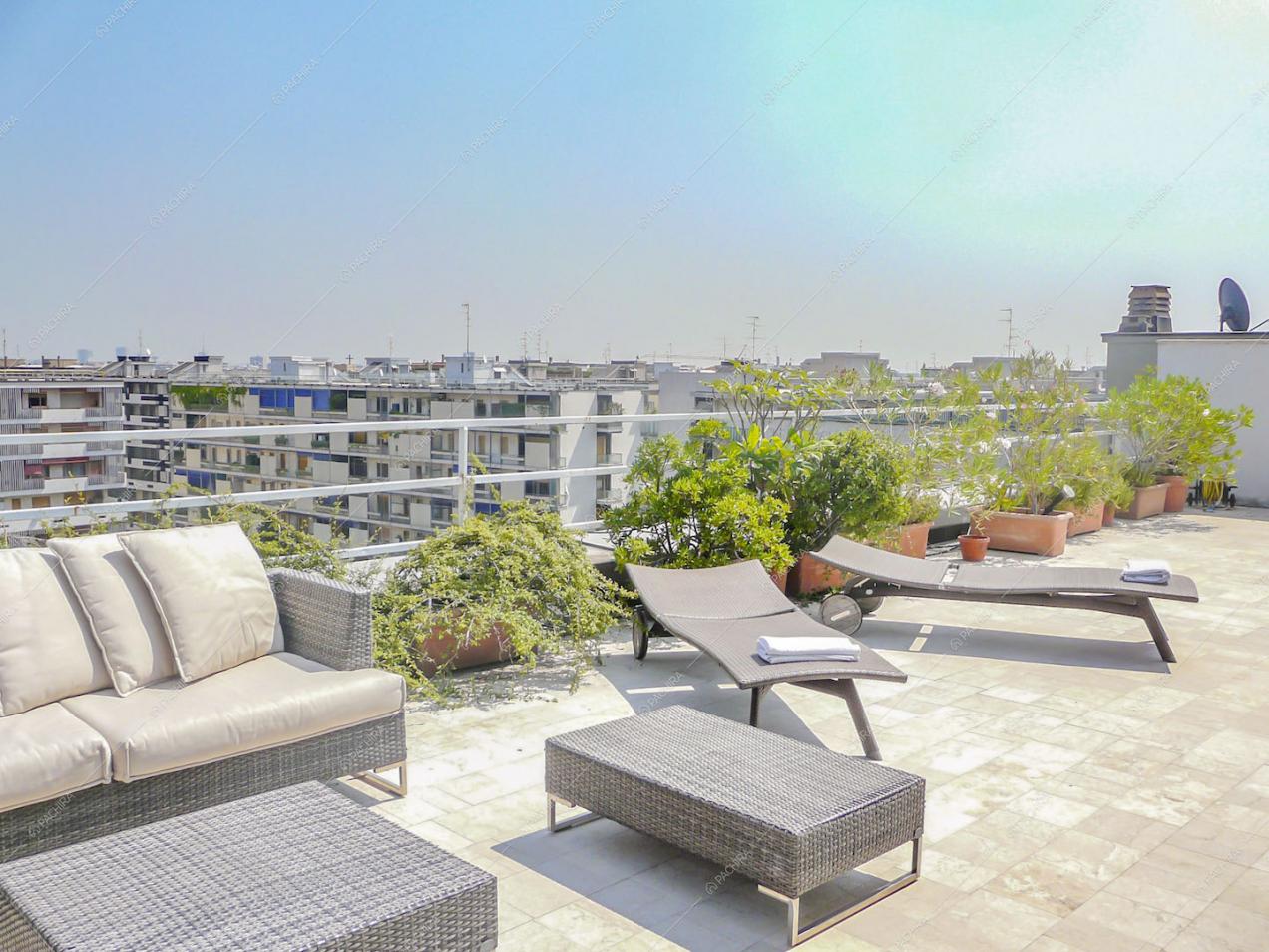 Mobili in vimini sulla terrazza